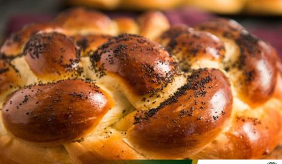 نان بریوش گیس‌بافت فرانسوی با سطح طلایی و دانه‌های تزیینی